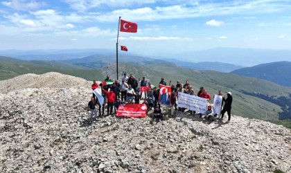 2 bin 587 rakımlı dağın zirvesinde 15 Temmuz şehitlerini andılar