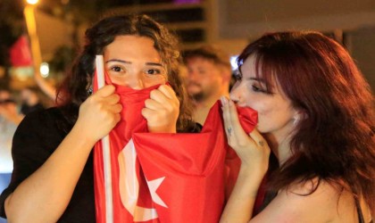 A Milli Takımın Avusturya galibiyeti Antalya sokaklarını şenlik alanına döndürdü