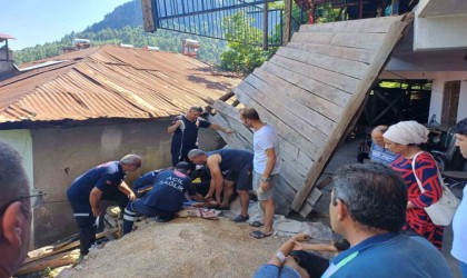 Adanada çardak direği kırıldı, üzerindekiler aşağı düştü: 4 yaralı