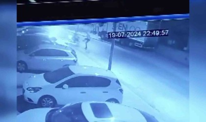 Adanada dur ihtarına uymayan motosikletli, polise çarptı... O anlar kamerada