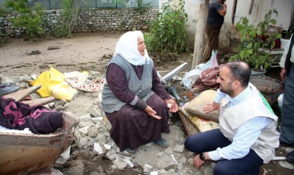 Ağrı Umut Kervanı Derneği, selin en çok zarar verdiği köye yardım ulaştırdı