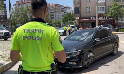 Aksarayda bir sürücü kaza yapmamak için manevra yapınca kaldırıma çarptı