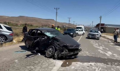 Aksarayda cip ve otomobil kafa kafaya çarpıştı: 1i ağır 4 yaralı