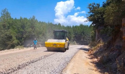 Alanya Belediyesinden 4 mahalleyi bağlayan yolda asfalt çalışması