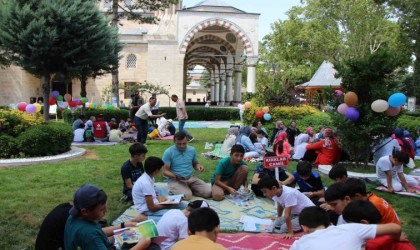 Amasyada çocuklar cami bahçesinde kitap okudu