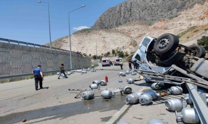 Amasyada tüp yüklü kamyon devrildi: 1 ağır yaralı