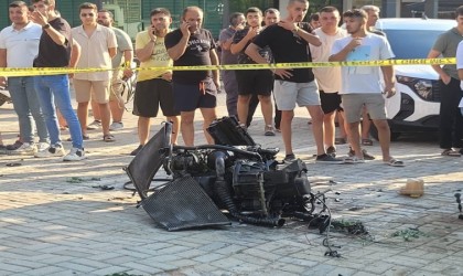 Antalyada aracın motorunu yerinden fırlatan kaza: 3 yaralı