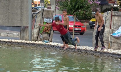 Antalyada sıcaktan bunalan hurdacı çocuklar deniz gözlüklerini takıp soluğu süs havuzunda aldı