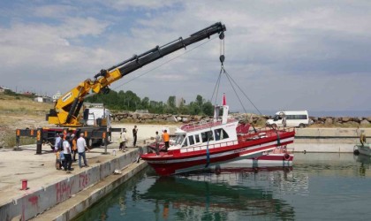 Av sezonu için bakımları yapılan tekneler Van Gölüne indirildi