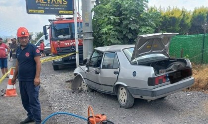 Aydınlatma direğine çarpan Tofaşın sürücüsü hayatını kaybetii