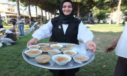 Balıkesirde kadın muhtar mahallesinde aşure hayrı düzenledi