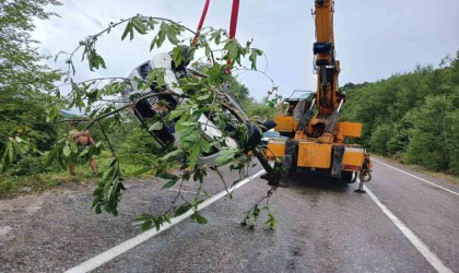 Bartında otomobil ırmağa uçtu: Sürücüyü itfaiye kurtardı