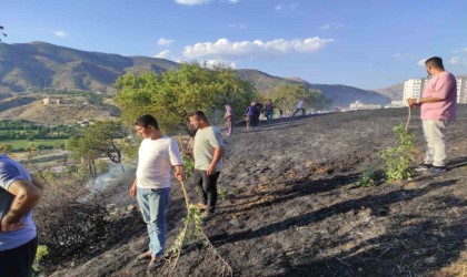 Batmanda mahallede çıkan yangını vatandaşlar kovalarla söndürdü