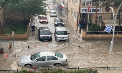 Bayburtta etkili olan sağanak nedeniyle cadde ve sokakları su bastı