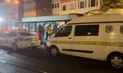 Beyazıtta raylara düşen adam tramvayın altında kalarak öldü
