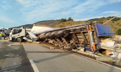 Bilecikte karton ambalaj yüklü tır devrildi: 1 kişi yaralandı