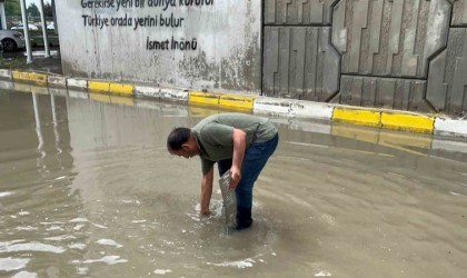 Boluda altgeçitler göle döndü: Suyun içinde dakikalarca plakasını aradı