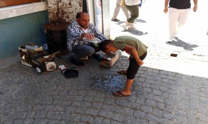 Bunaltıcı sıcağa rağmen ekmek parası peşindeler