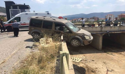 Burdurda iki otomobil çarpıştı, araçlardan biri köprüde asılı kaldı: 3 yaralı