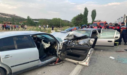 Burdurda iki otomobil kafa kafaya çarpıştı: 1 ölü, 9 yaralı