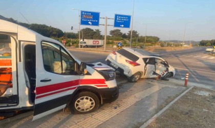 Çanakkalede ambulans ile otomobil çarpıştı: 3 yaralı