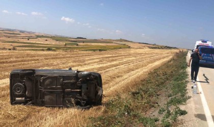 Çorluda otomobil tarlaya devrildi: 1i çocuk 3 yaralı