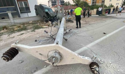 Direğe çarpan pikap bahçe duvarında asılı kaldı, sürücü yaralandı