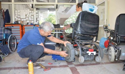 Diyarbakırda engelli bireylerin kullandığı tekerlekli sandalyeler ücretsiz tamir ediliyor