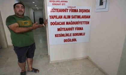 Dolandırıldığını öne süren müteahhit önce dairenin kapısını betonla kapattı, sonra afişli tepki gösterdi