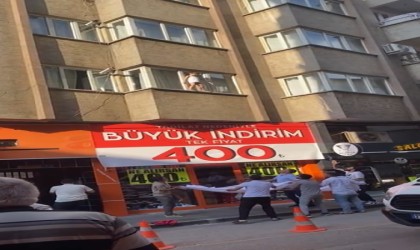 Elazığda korku dolu anlar: Küçük çocuk cama çıkınca vatandaşlar aşağıda çarşaf açtı