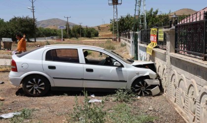 Elazığda otomobil bahçe duvarına çarptı: 5 yaralı