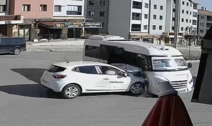 Elazığda otomobil ile minibüsün çarpışma anı kameralara yansıdı