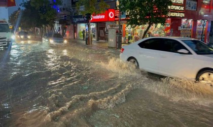 Elazığda sağanak etkili oldu, yollar göle döndü