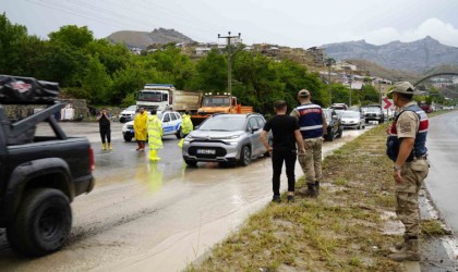 Gümüşhanede sağanak yağışın ardından trafikte aksamalar meydana geldi