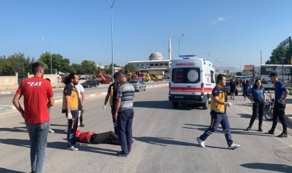 Hafif ticari araçla çarpışan motosiklet 30 metre sürüklendi: 2 yaralı