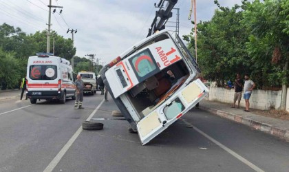 Hatayda ambulans devrildi: 2 sağlık çalışanı yaralandı