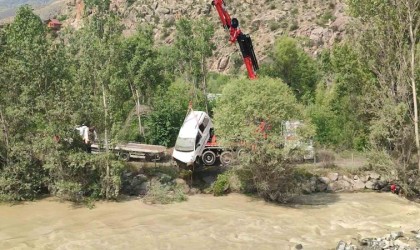 Heyelanda suya kapılan 10 aylık bebek aranıyor