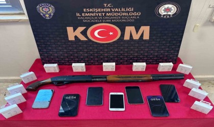 İletişim dükkanında 350 bin liralık kaçak cep telefonu ele geçirildi