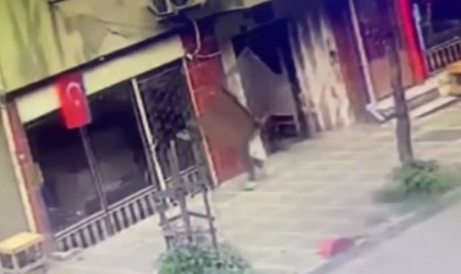 İstanbulda ilginç hırsızlık kamerada: Apartmanın kapısını söküp çaldı