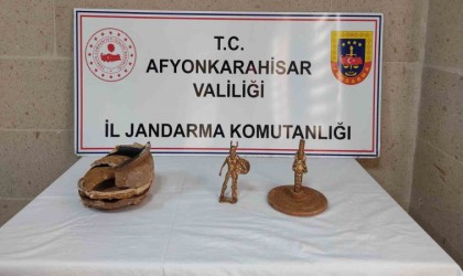 Jandarma takibe aldığı araçta tarihi eser ele geçirdi