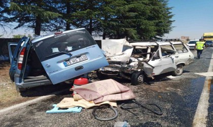 Kafa kafaya çarpışan araçlardaki 2 kişi öldü, 1 kişi yaralandı