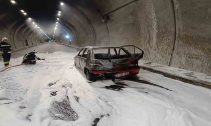 Kahramanmaraşta seyir halindeki otomobil alev aldı