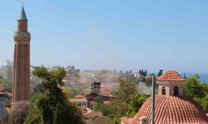 Kaleiçinde yoğun duman itfaiyeyi alarma geçirdi