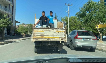 Kamyonet kasasında 2 çocuğun tehlikeli yolculuğu kamerada