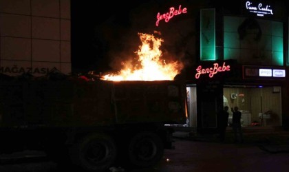 Kamyonun kasasındaki pazar çöpleri cadde ortasında alev aldı