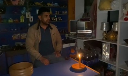 Karlıovada elektrikler gidince esnaf mum ışığında iş yapmaya çalıştı