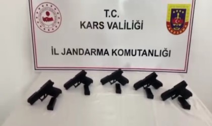 Karsta bir otobüste 5 silah ele geçirildi