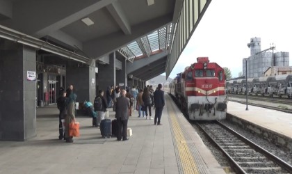 Karsta vatandaşların tercihi tren yolculuğu