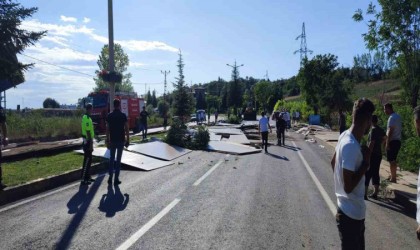 Kastamonuda devrilen tırdaki suntalar yolu trafiğe kapattı: 1 yaralı