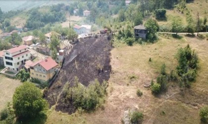 Kastamonuda tarlada çıkan anız yangını, evlere sıçramadan söndürüldü